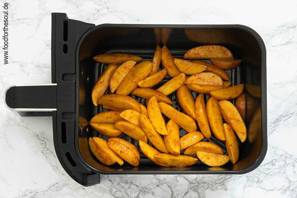 Marinierte Kartoffelspalten in Frittierkorb legen und Airfryer starten - Schritt 5