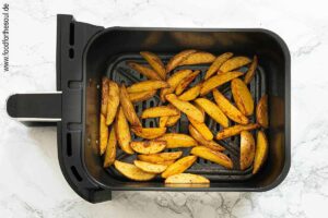 Nach der Hälfte der Garzeit Kartoffelspalten schütteln - Schritt 6