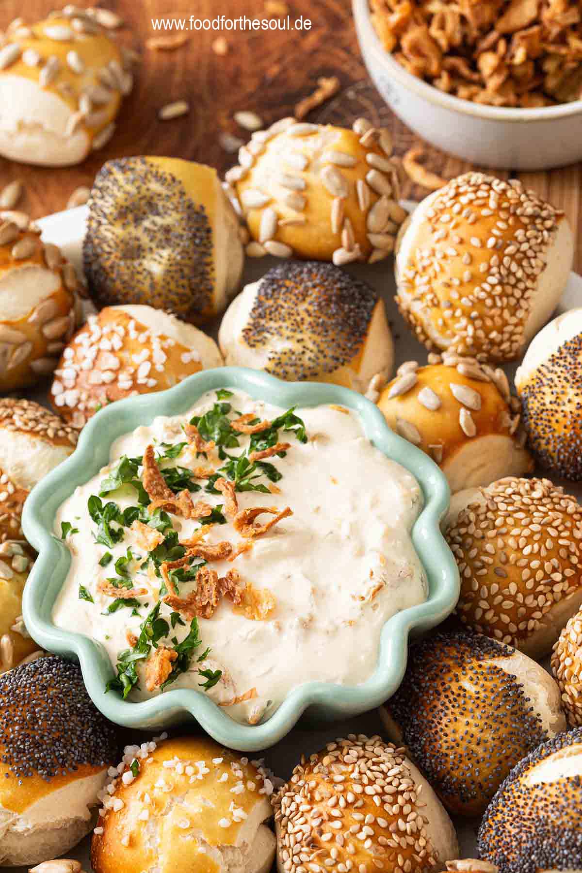 Mini Laugenkonfekt angerichtet mit Zwiebeldip