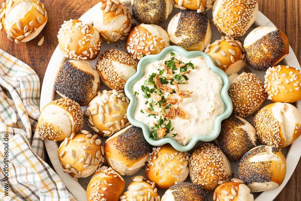 Mini Laugenkonfekt angerichtet mit Zwiebeldip