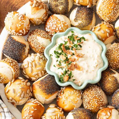 Mini Laugenkonfekt angerichtet mit Zwiebeldip