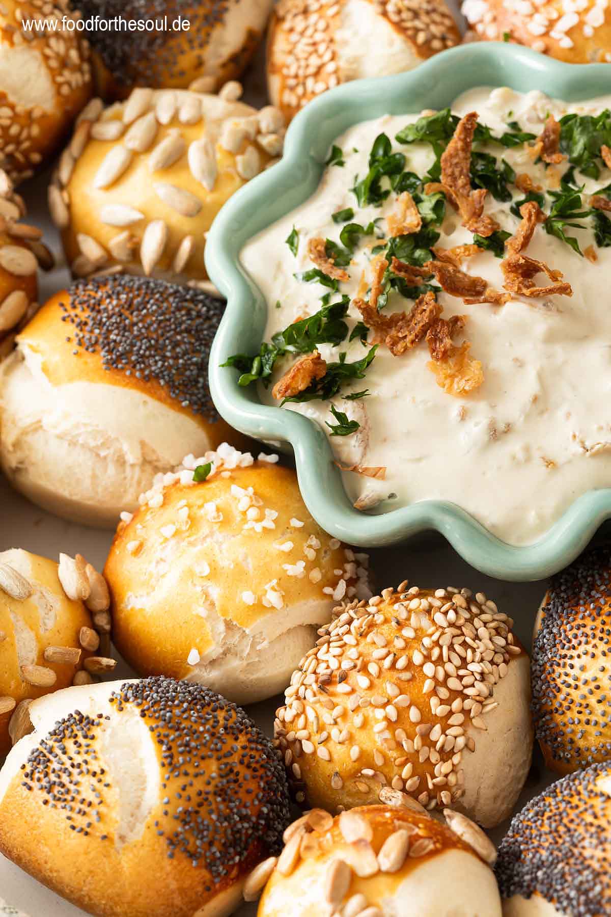 Mini Laugenkonfekt angerichtet mit Zwiebeldip