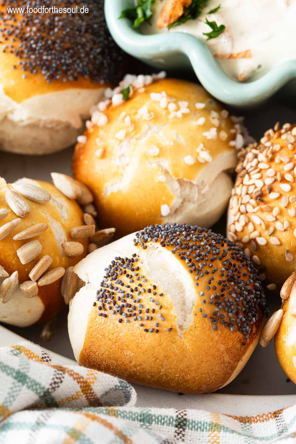 Mini Laugenkonfekt mit Mohn, Sesam und Sonnenblumenkernen bestreut