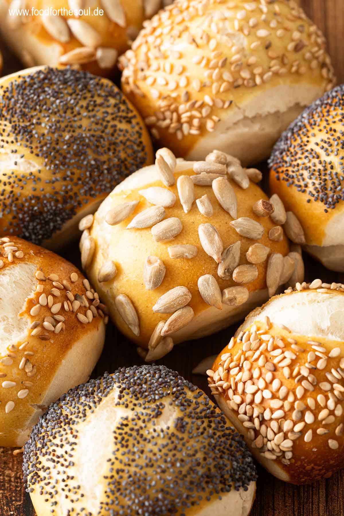 Mini Laugenkonfekt mit Sesam, Mohn und Sonnenblumenkernen bestreut