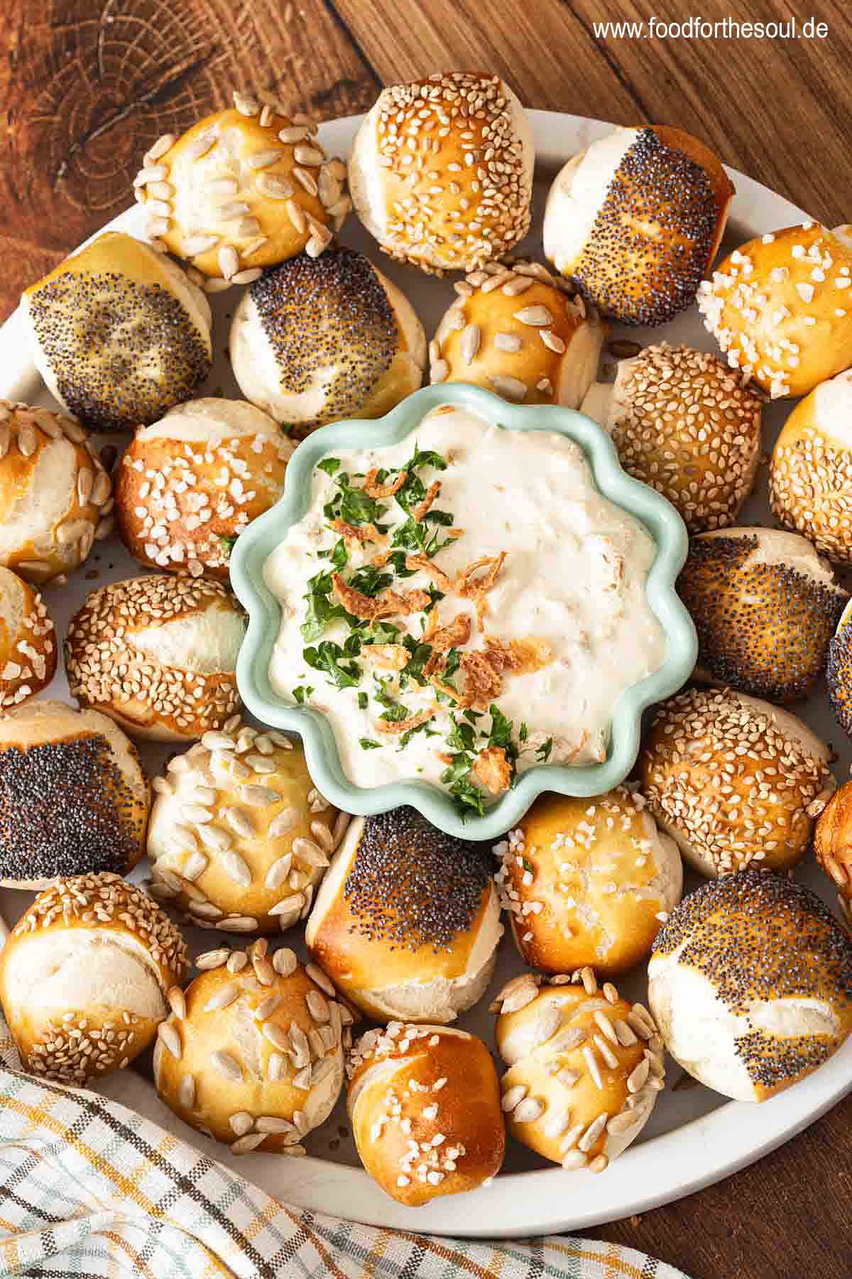 Mini Laugenkonfekt angerichtet mit Zwiebeldip