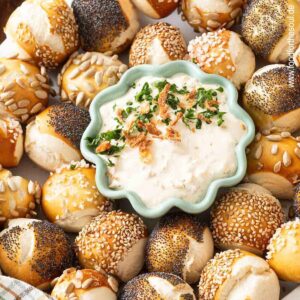 Mini Laugenkonfekt angerichtet mit Zwiebeldip