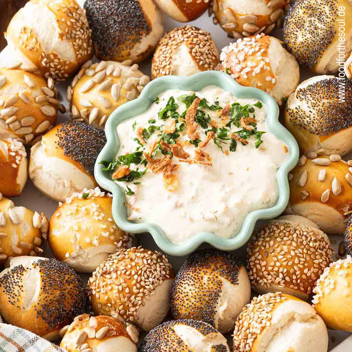 Mini Laugenkonfekt angerichtet mit Zwiebeldip