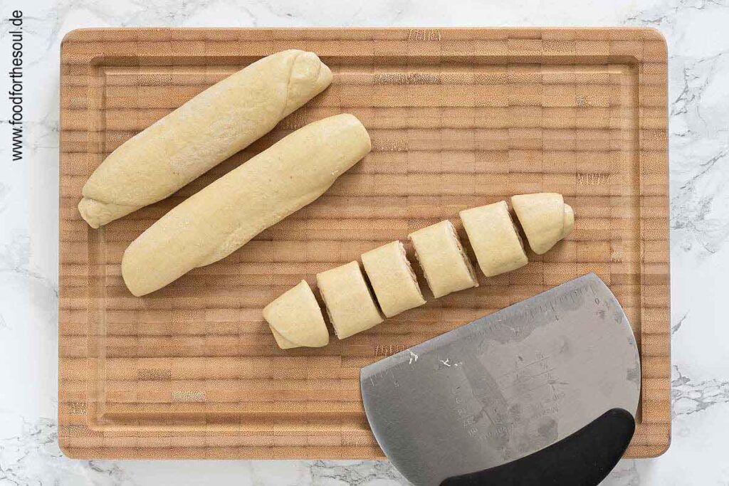 Laugenstangen auftauen und in Stücke schneiden - Schritt 1
