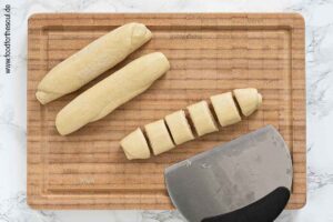 Laugenstangen auftauen und in Stücke schneiden - Schritt 1