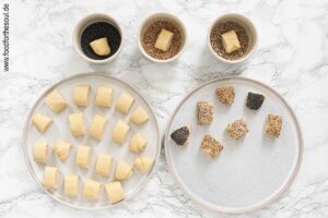 Laugenstücke in Sesam, Sonnenblumenkerne und Blaumohn tauchen - Schritt 2