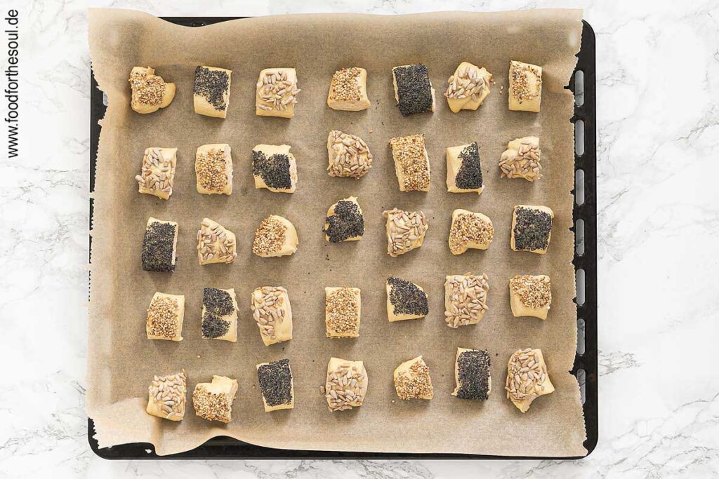 Laugenstücke auf ein Backblech legen und backen - Schritt 3