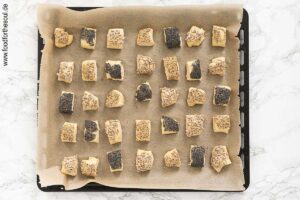 Laugenstücke auf ein Backblech legen und backen - Schritt 3