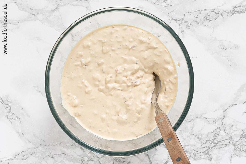 Schmand, Tüten-Zwiebelsuppe und Röstzwiebeln zu einem Dip verrühren - Schritt 4