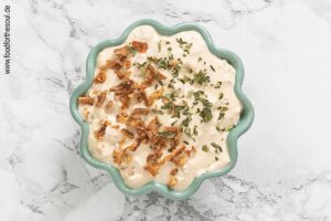 Zwiebeldip mit Röstzwiebeln und gehackter Petersilie garnieren - Schritt 5