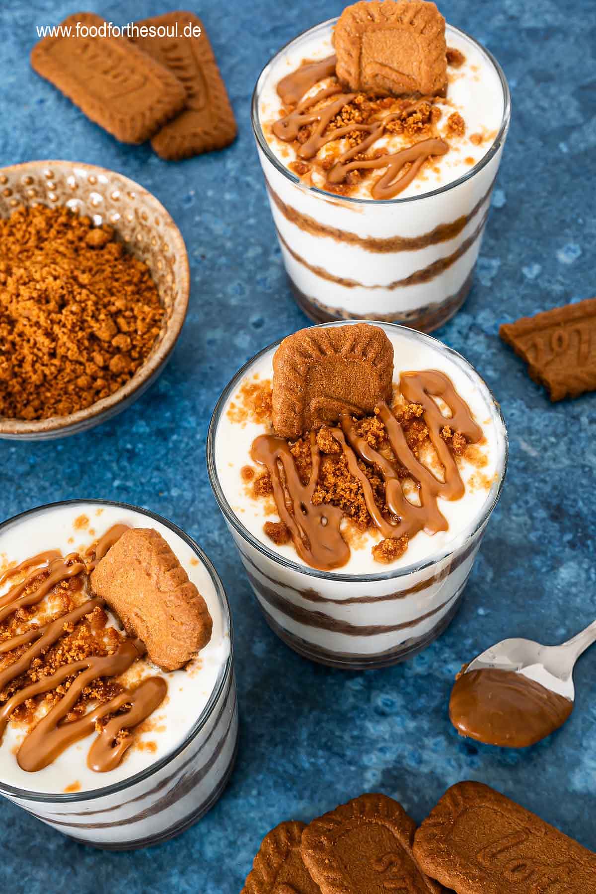 Lotus Biscoff Dessert im Glas garniert mit Kekskrümeln, Keks und Lotus Creme
