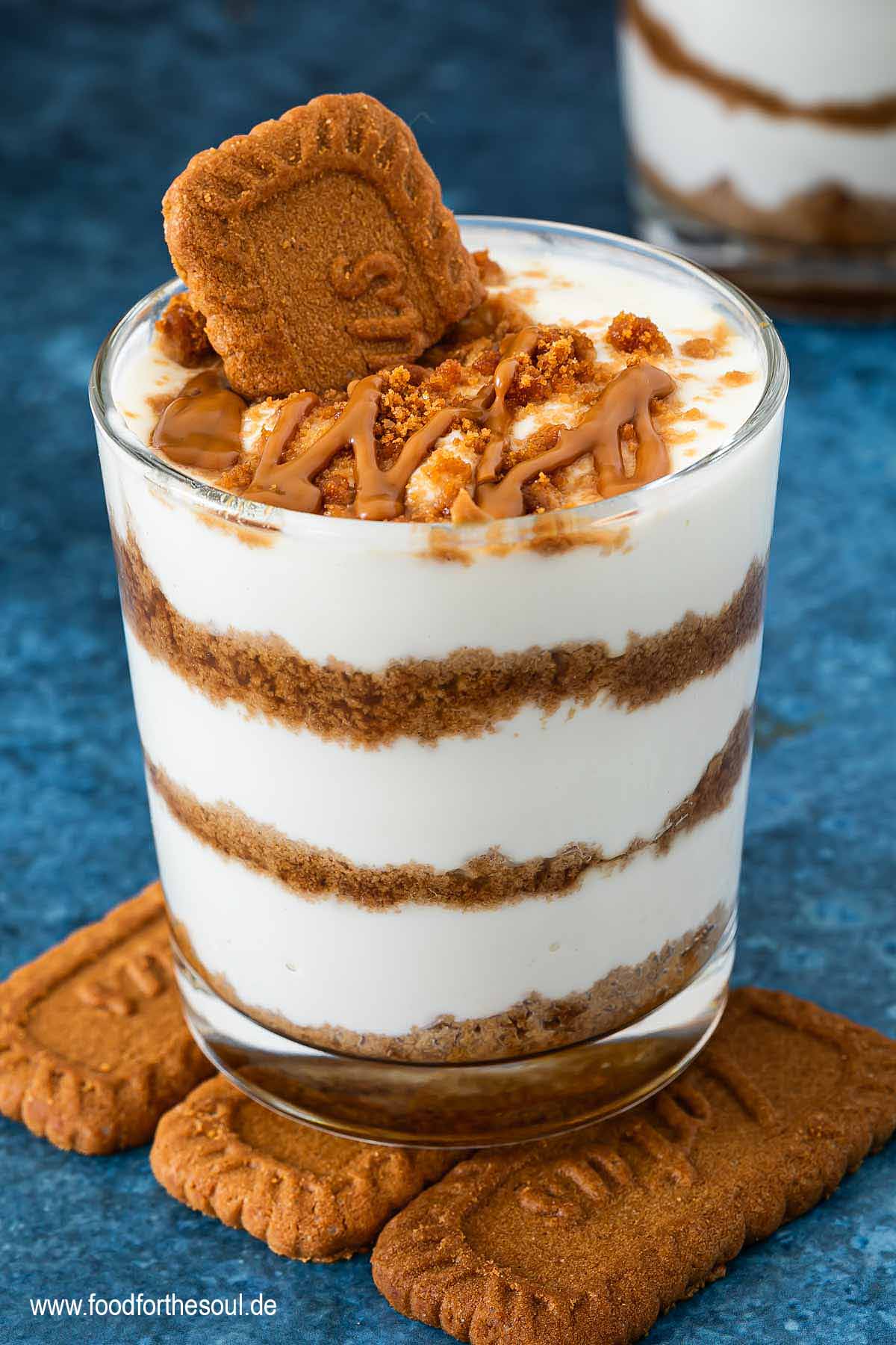 Lotus Biscoff Dessert im Glas garniert mit Kekskrümeln, Keks und Lotus Creme
