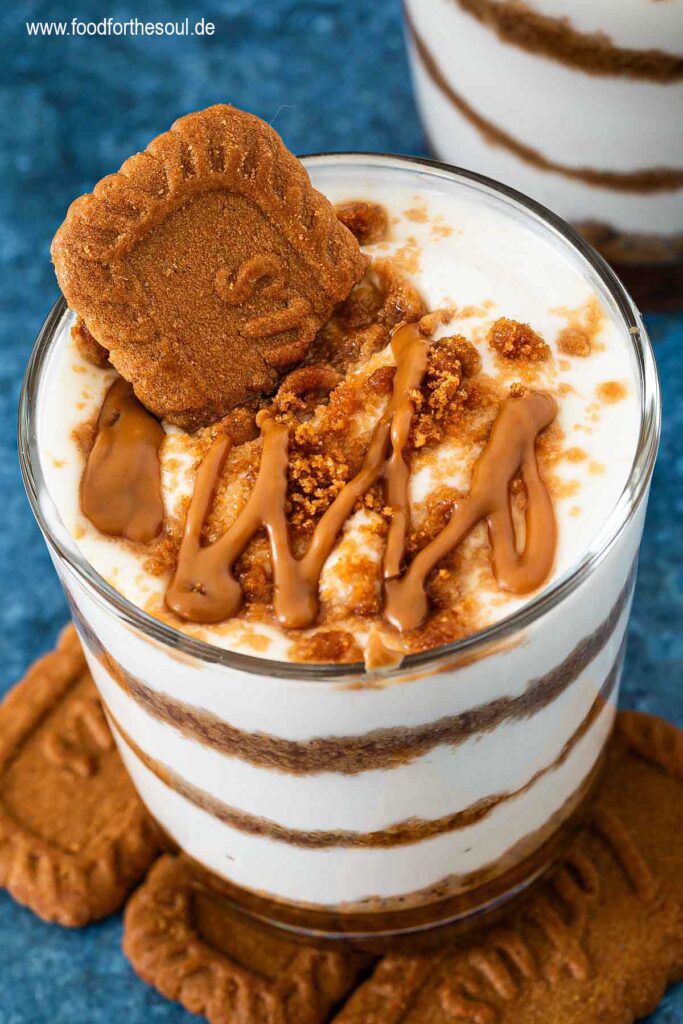 Lotus Biscoff Dessert im Glas garniert mit Kekskrümeln, Keks und Lotus Creme