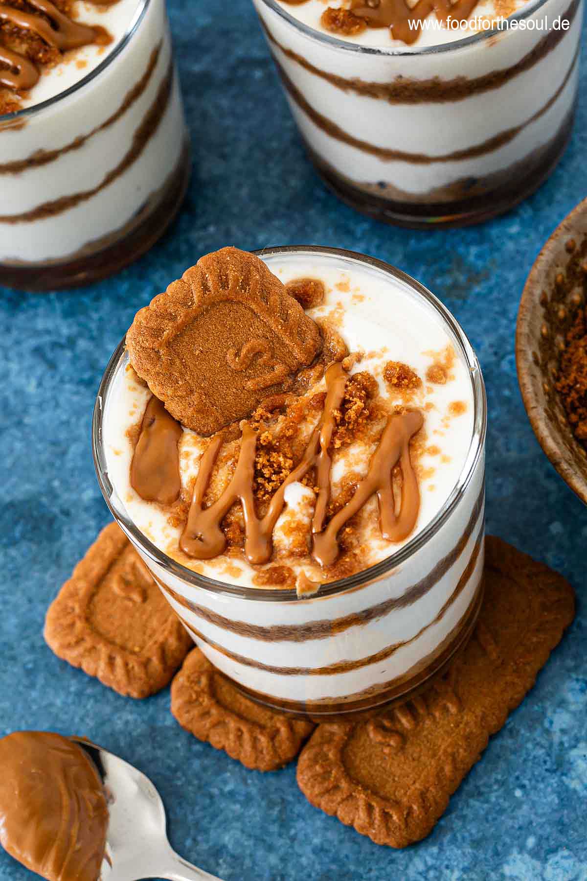 Lotus Biscoff Dessert im Glas garniert mit Kekskrümeln, Keks und Lotus Creme