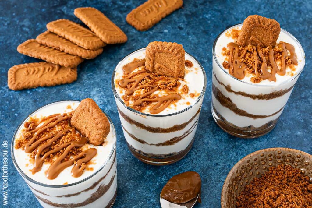 Lotus Biscoff Dessert in Gläsern garniert mit Kekskrümeln, Keks und Lotus Creme
