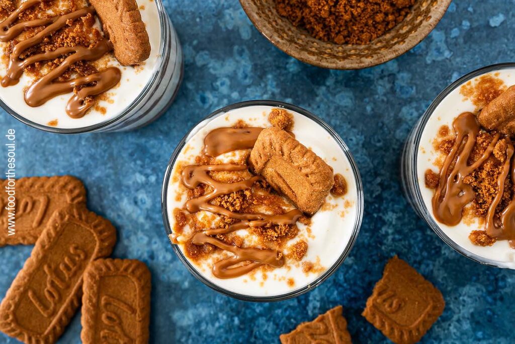 Lotus Biscoff Dessert im Glas garniert mit Kekskrümeln, Keks und Lotus Creme