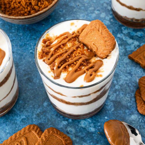 Lotus Biscoff Dessert im Glas garniert mit Kekskrümeln, Keks und Lotus Creme