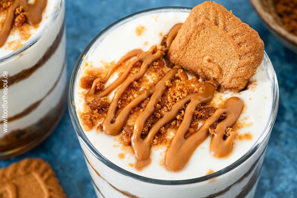 Lotus Biscoff Dessert im Glas garniert mit Kekskrümeln, Keks und Lotus Creme