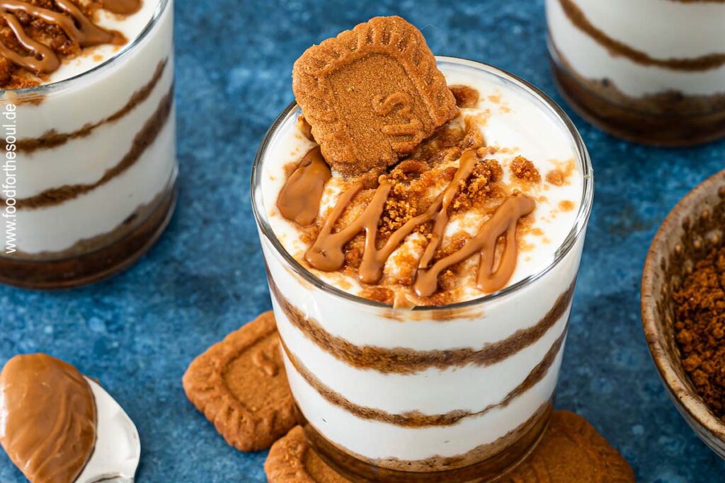 Lotus Biscoff Dessert im Glas garniert mit Kekskrümeln, Keks und Lotus Creme