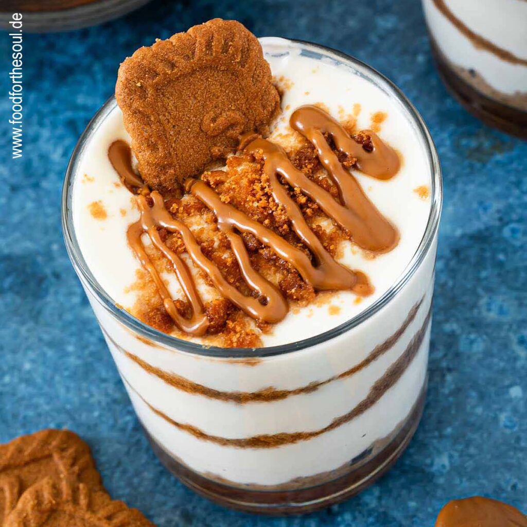 Lotus Biscoff Dessert im Glas garniert mit Kekskrümeln, Keks und Lotus Creme