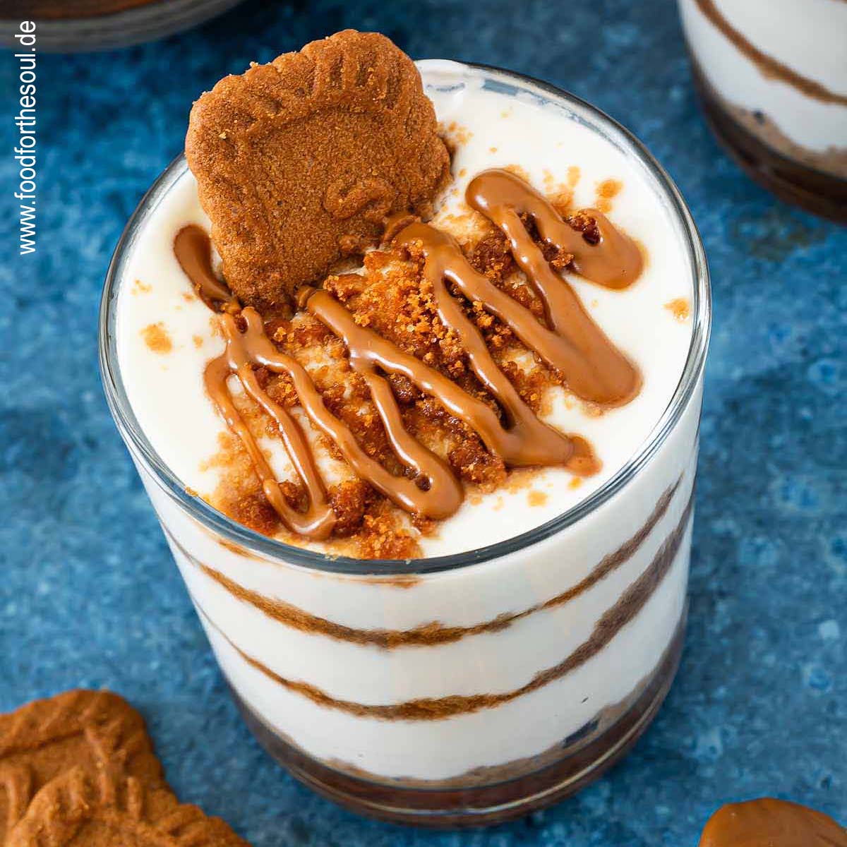Lotus Biscoff Dessert im Glas garniert mit Kekskrümeln, Keks und Lotus Creme