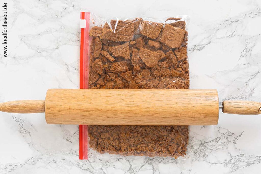 Lotus Biscoff Kekse im Gefrierbeutel mit Nudelholz zerbröseln - Schritt 1