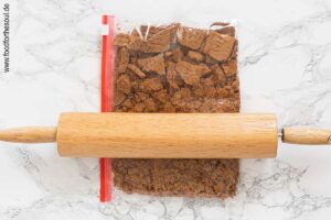 Lotus Biscoff Kekse im Gefrierbeutel mit Nudelholz zerbröseln - Schritt 1
