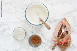 Zerbröselte Lotus Biscoff Kekse und Joghurt in Gläsern schichten - Schritt 2