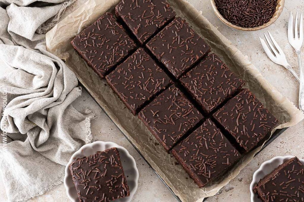 Schokokuchen mit Schokolade und Schokostreuseln auf einer Serviertablett