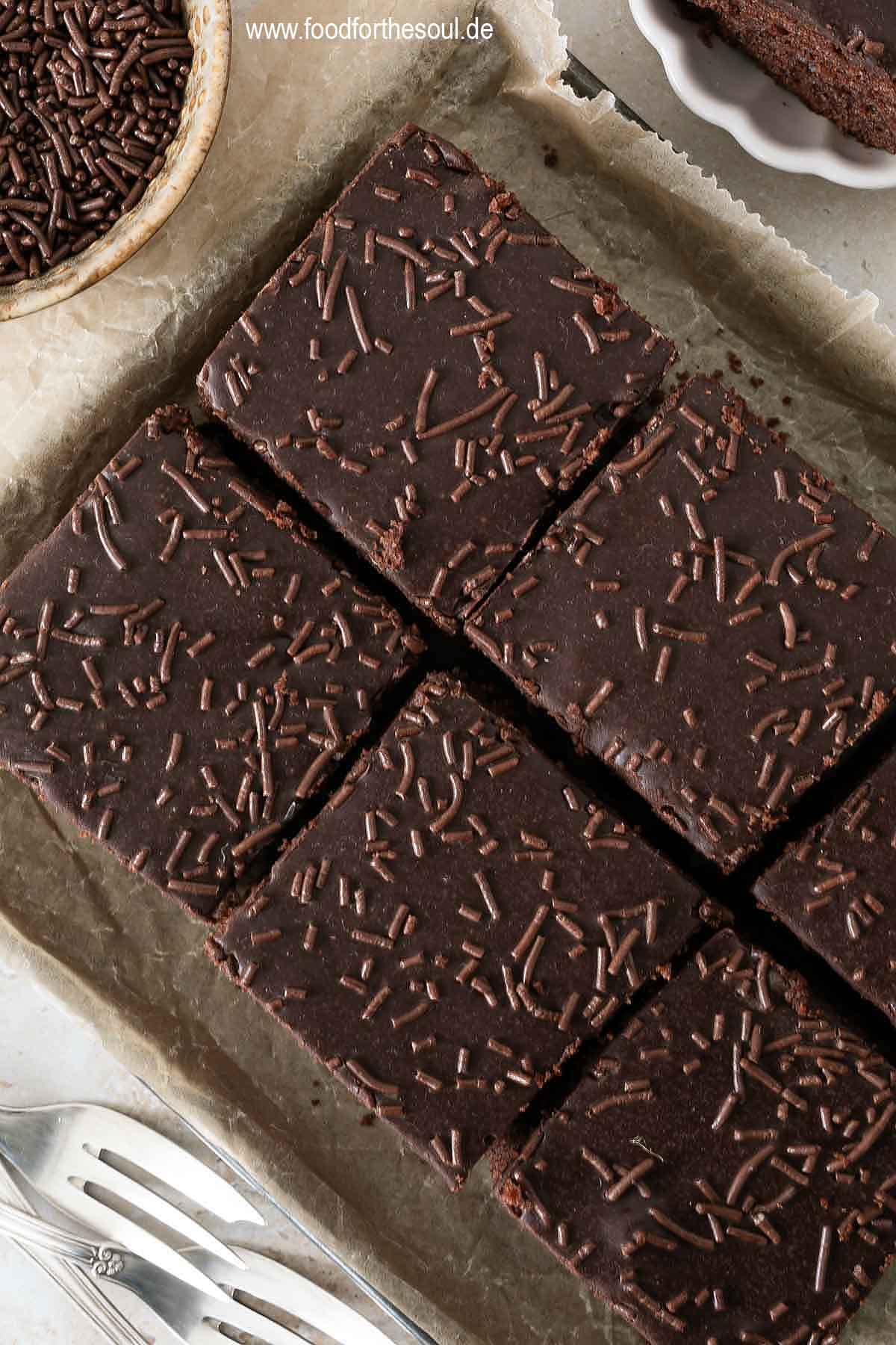 Schokokuchen mit Schokolade und Schokostreuseln auf einer Serviertablett