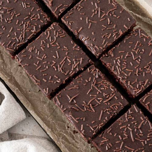 Schokokuchen mit Schokolade und Schokostreuseln auf einer Serviertablett