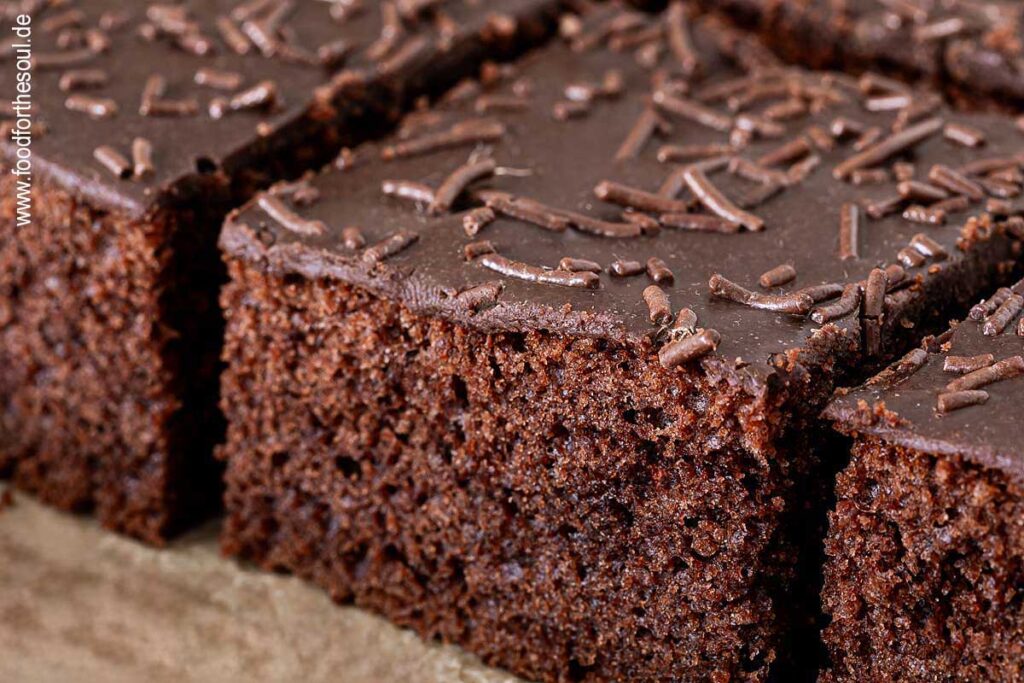 Schokokuchen mit Schokolade und Schokostreuseln