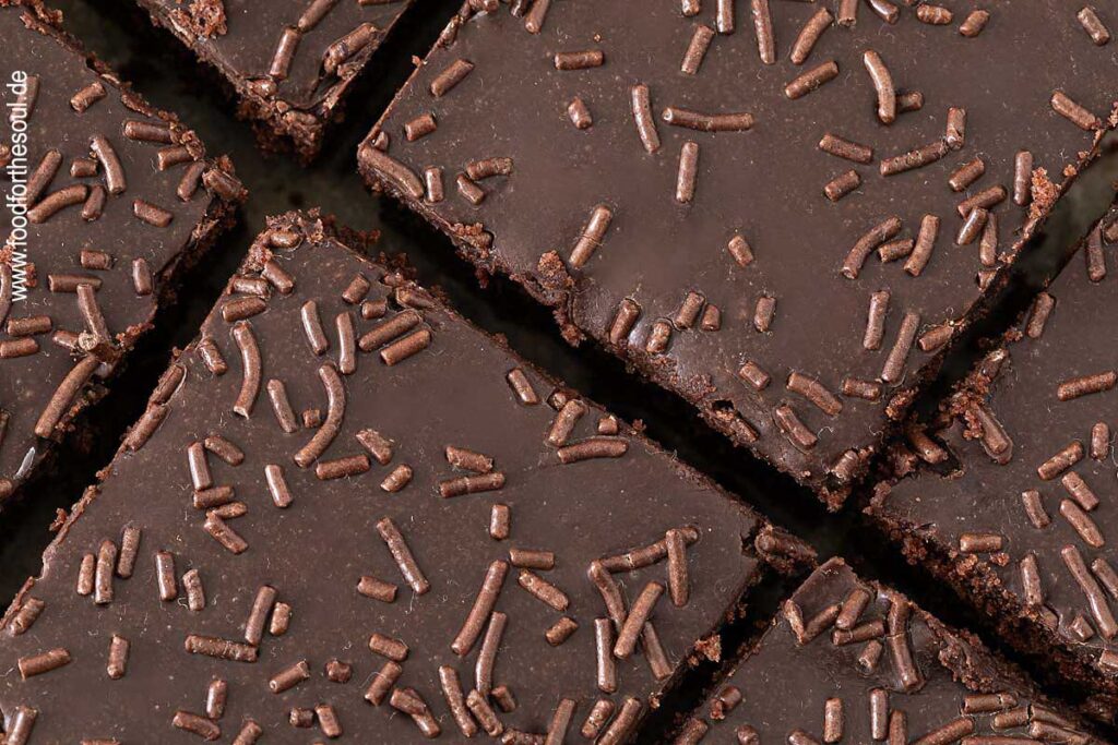 Schokokuchen mit Schokolade und Schokostreuseln