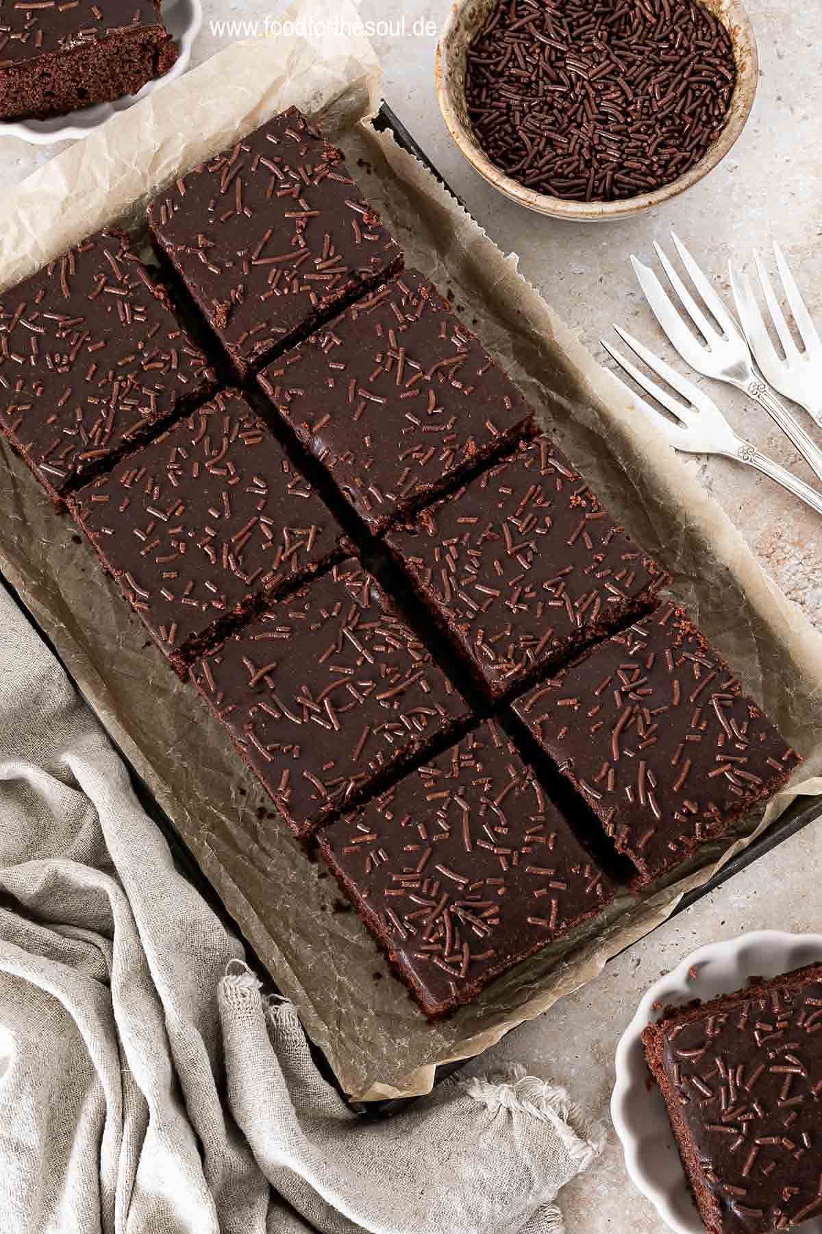 Schokokuchen mit Schokolade und Schokostreuseln auf einer Serviertablett