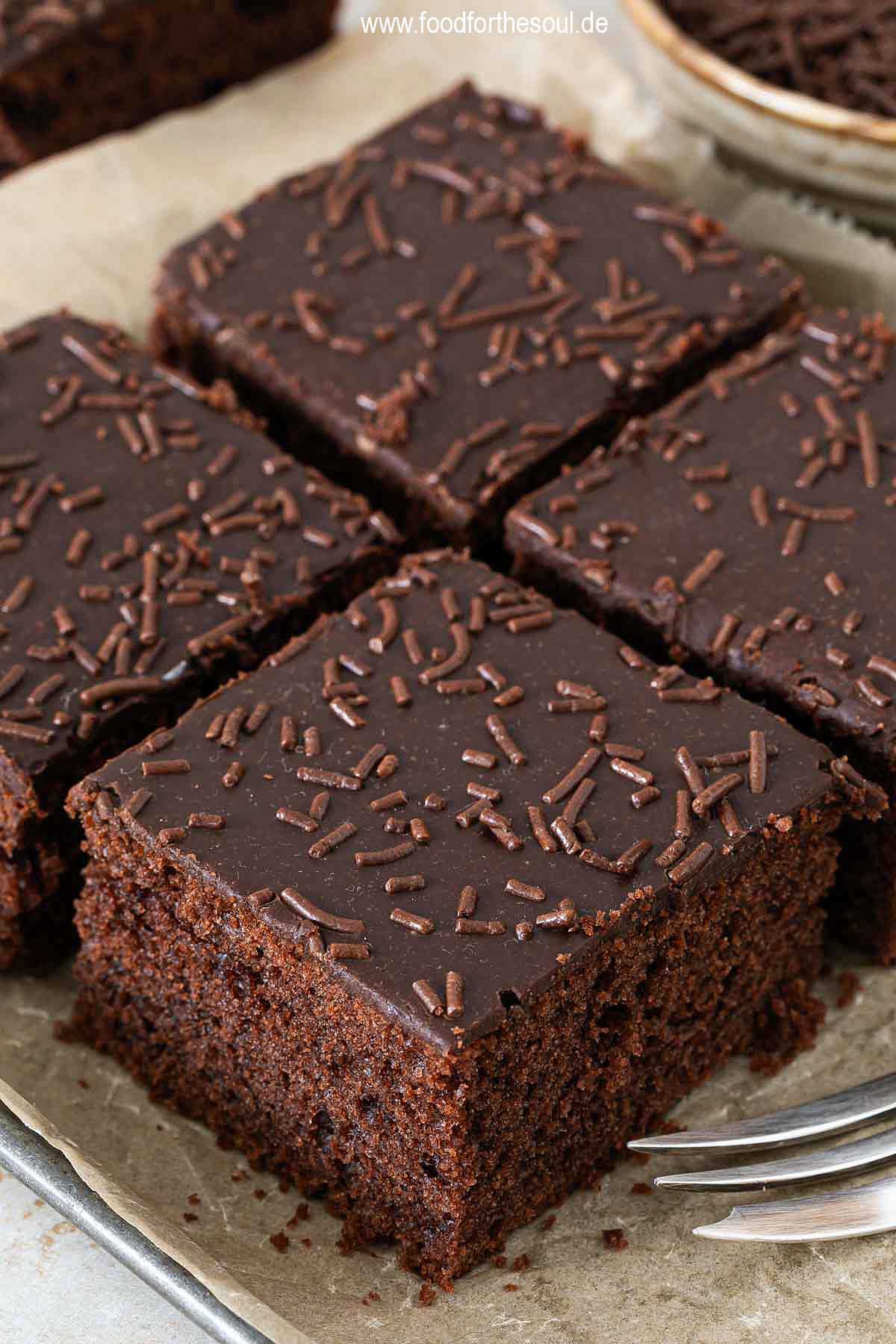 Schokokuchen mit Schokolade und Schokostreuseln auf einer Serviertablett