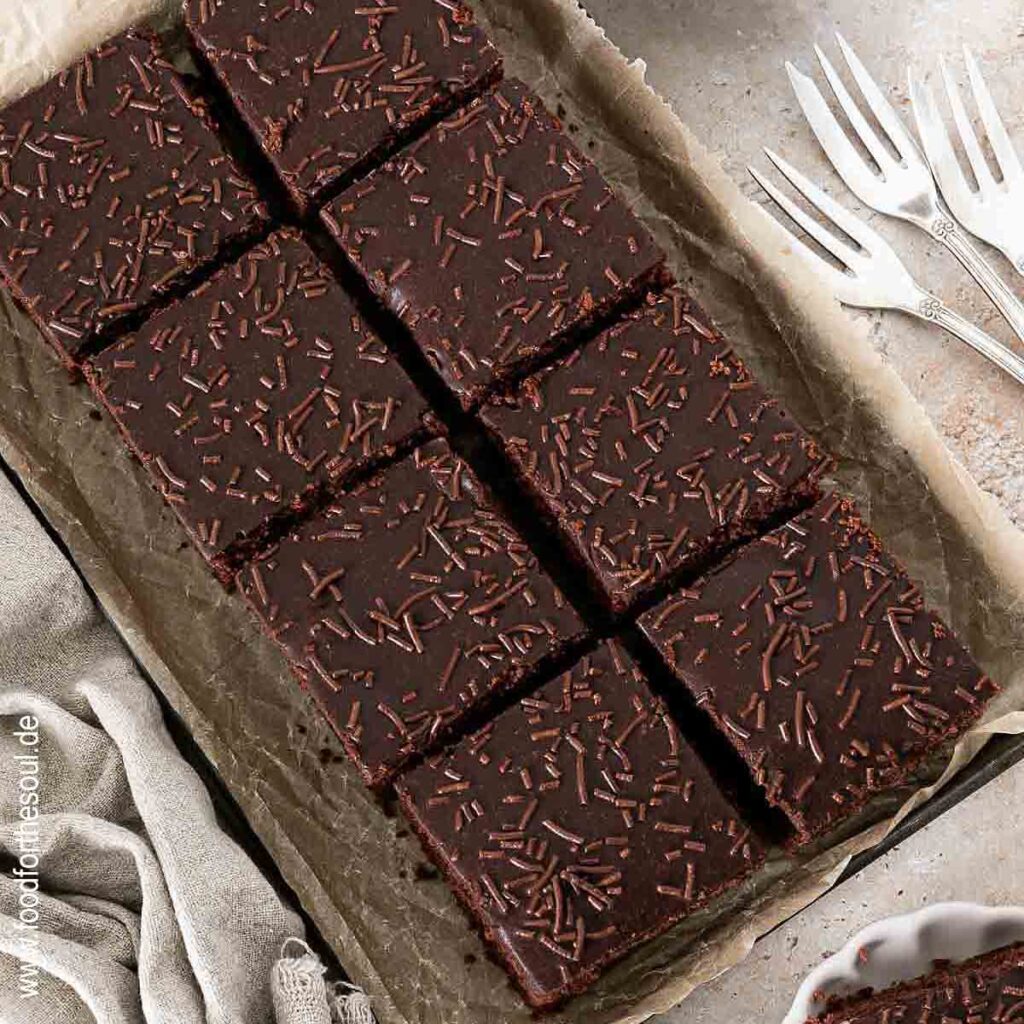 Schokokuchen mit Schokolade und Schokostreuseln auf einer Serviertablett