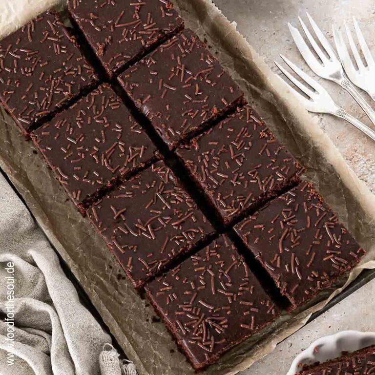 Schokokuchen mit Schokolade und Schokostreuseln auf einer Serviertablett