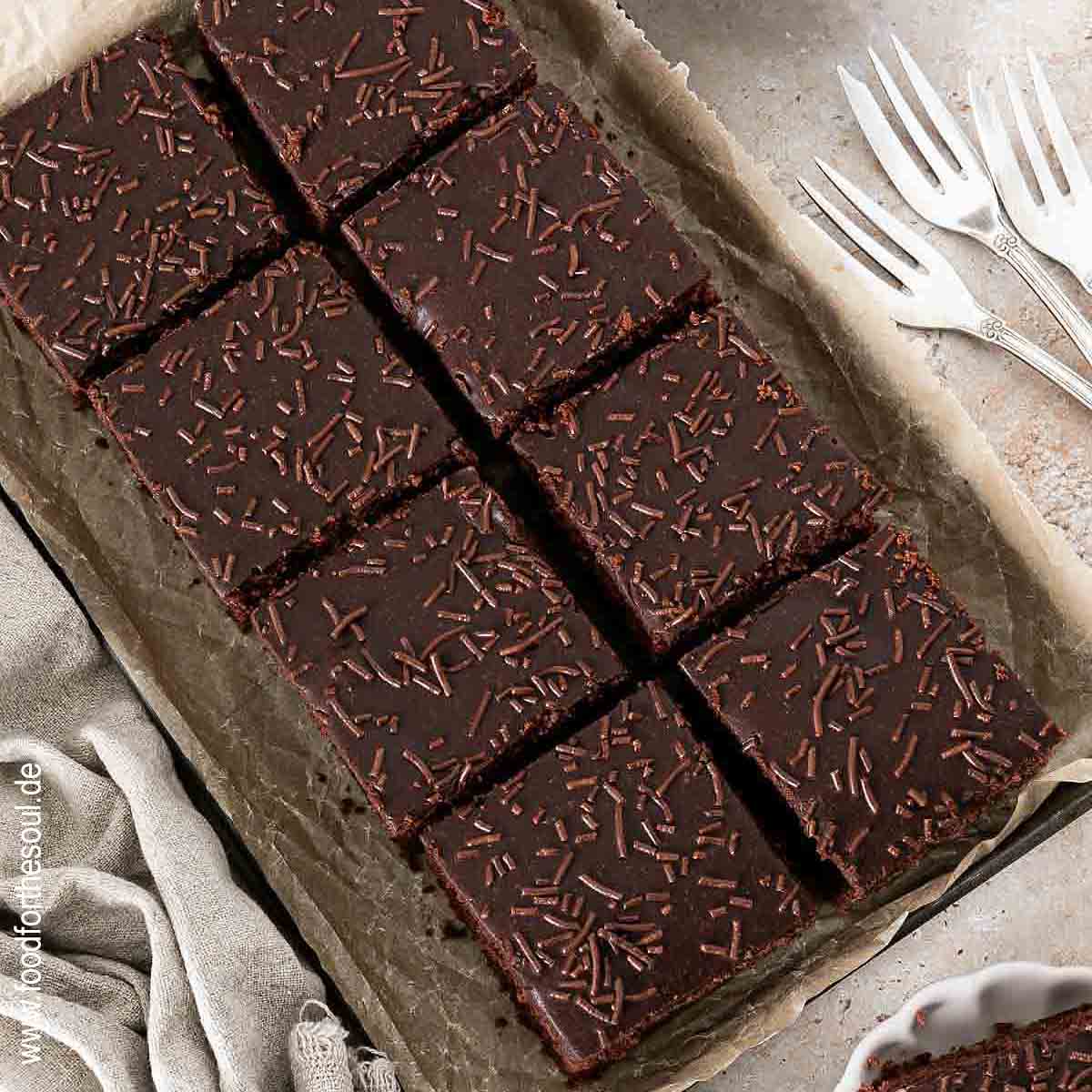 Schokokuchen mit Schokolade und Schokostreuseln auf einer Serviertablett