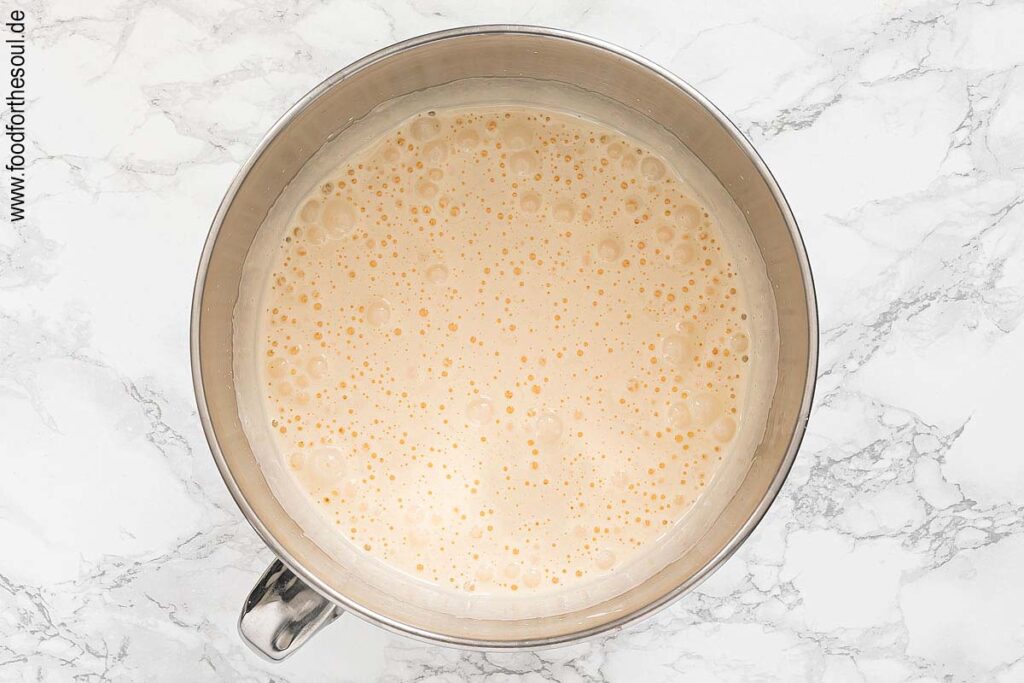 Eier, Zucker, Vanillezucker und Salz schaumig schlagen - Schritt 1