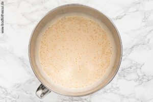 Eier, Zucker, Vanillezucker und Salz schaumig schlagen - Schritt 1