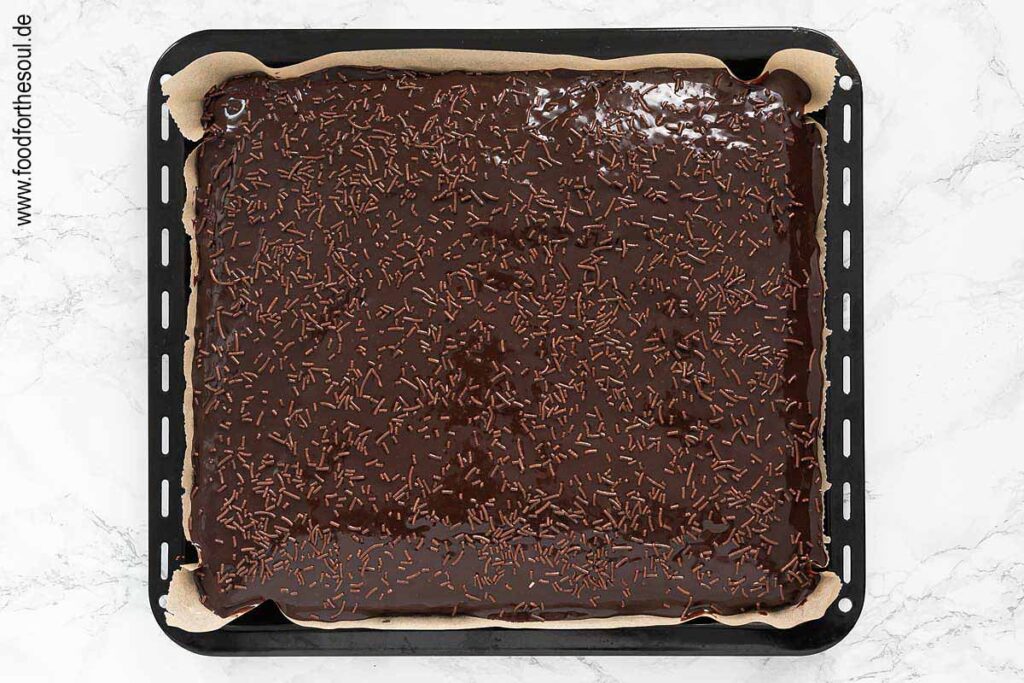 Schokokuchen mit Schkokostreusel bestreuen - Schritt 10