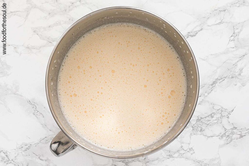 Milch und Öl unter die Masse rühren - Schritt 2