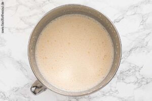 Milch und Öl unter die Masse rühren - Schritt 2