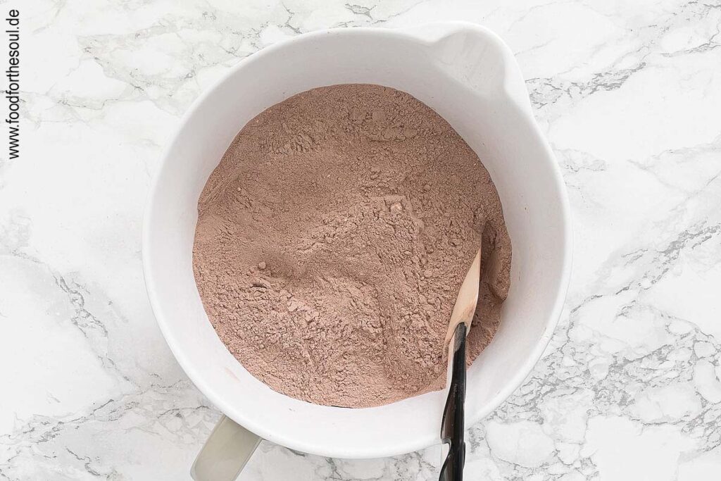 Trockene Zutaten mischen und sieben - Schritt 3