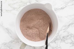 Trockene Zutaten mischen und sieben - Schritt 3