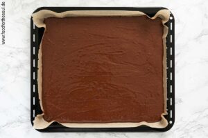 Kuchenteig auf ein mit Backpapier belegtes Backblech streichen - Schritt 5